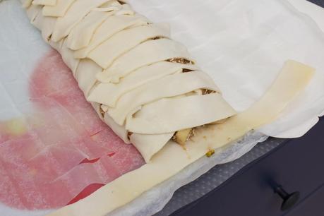 Empanada de pera y crema balsámica de chocolate