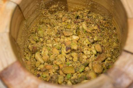 Empanada de pera y crema balsámica de chocolate