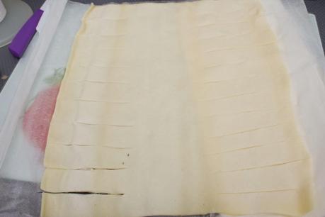 Empanada de pera y crema balsámica de chocolate