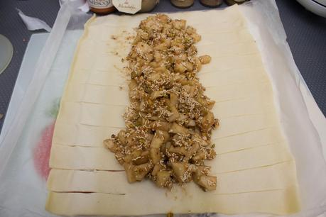 Empanada de pera y crema balsámica de chocolate