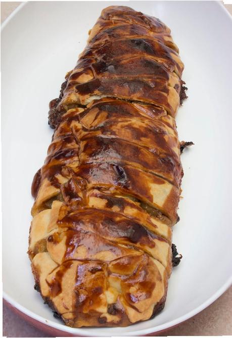 Empanada de pera y crema balsámica de chocolate