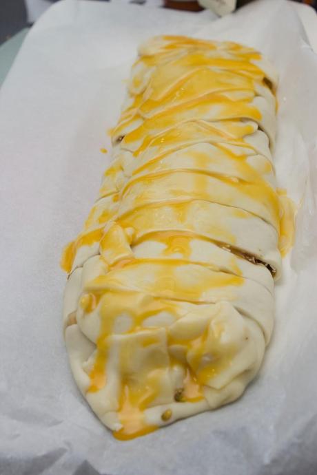 Empanada de pera y crema balsámica de chocolate