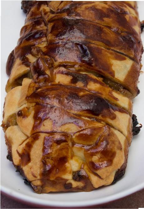 Empanada de pera y crema balsámica de chocolate