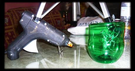 Reciclando: Recipiente con botella de plástico