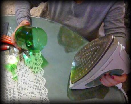 Reciclando: Recipiente con botella de plástico