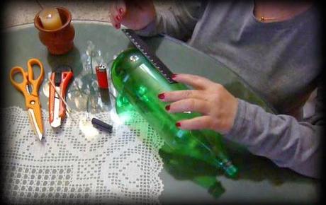 Reciclando: Recipiente con botella de plástico