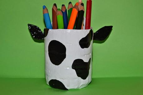 Reciclando: Recipiente con botella de plástico