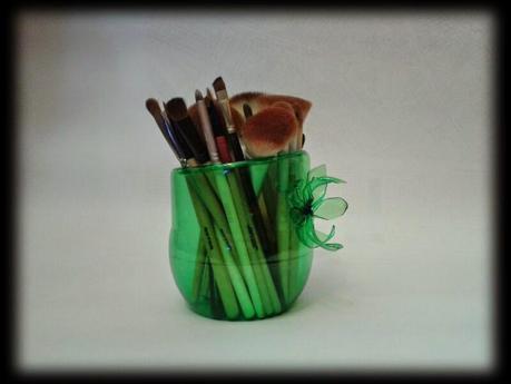 Reciclando: Recipiente con botella de plástico