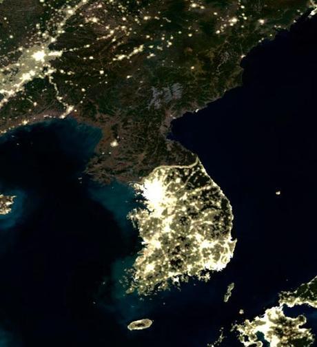 ‘Por qué fracasan los países’ Las dos Coreas de noche