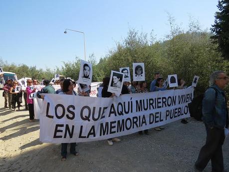 Los que aquĂ­ murieron viven en la Memoria del Pueblo.   Villa Baviera: un insulto al paĂ­s