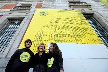 Cientos de madrileños crean un mural gigante de ‘post-it’ con el rostro de Cervantes en la Puerta del Sol