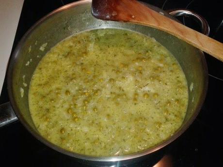 Merluza en salsa con guisantes y esparragos