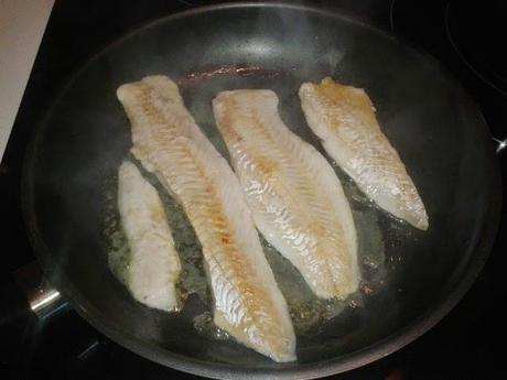 Merluza en salsa con guisantes y esparragos