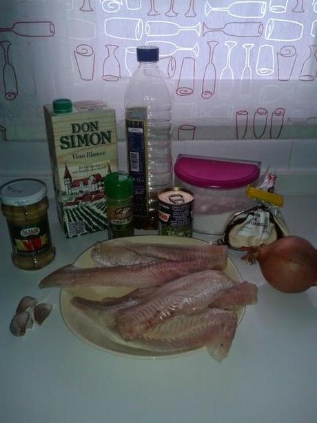 Merluza en salsa con guisantes y esparragos