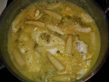 Merluza en salsa con guisantes y esparragos