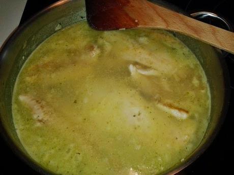 Merluza en salsa con guisantes y esparragos