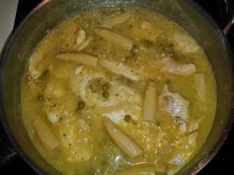 Merluza en salsa con guisantes y esparragos