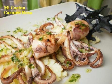 PULPITOS A LA PLANCHA SOBRE CAMA DE PURE DE PATATAS CON CRUJIENTE DE SU TINTA