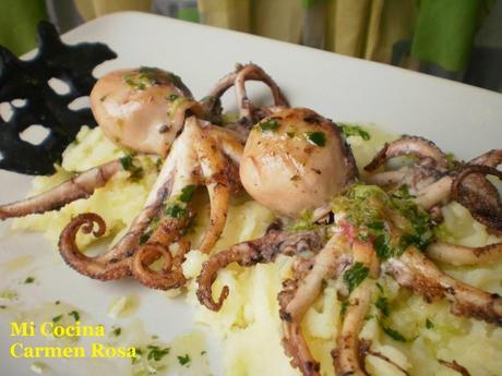 PULPITOS A LA PLANCHA SOBRE CAMA DE PURE DE PATATAS CON CRUJIENTE DE SU TINTA PULPITOS A LA PLANCHA SOBRE CAMA DE PURE DE PATATAS CON CRUJIENTE DE SU TINTA