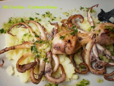 PULPITOS A LA PLANCHA SOBRE CAMA DE PURE DE PATATAS CON CRUJIENTE DE SU TINTA PULPITOS A LA PLANCHA SOBRE CAMA DE PURE DE PATATAS CON CRUJIENTE DE SU TINTA