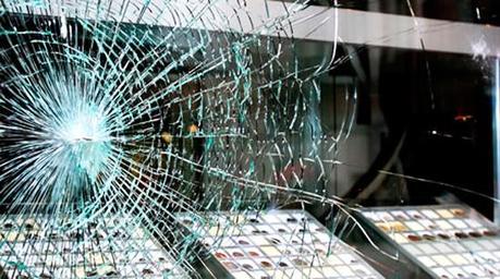 Cómo evitar atracos y robos en el pequeño comercio de pueblo cristal-seguridad-antirrobo