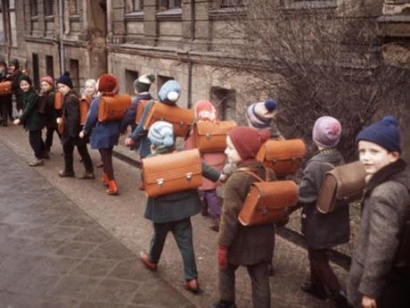 Niños ahogados ante la indiferencia de los soldados 10 Tristes historias ocurridas en el Muro de Berlin.