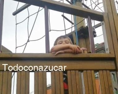 TARTA CARRETERA Y COCHITOS, DE FRESA Y CHOCOLATE CRUJIENTE