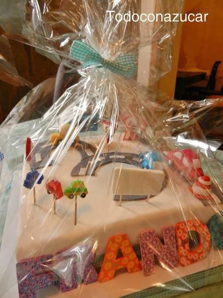 TARTA CARRETERA Y COCHITOS, DE FRESA Y CHOCOLATE CRUJIENTE