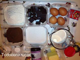 TARTA CARRETERA Y COCHITOS, DE FRESA Y CHOCOLATE CRUJIENTE