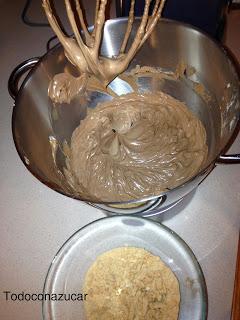 TARTA CARRETERA Y COCHITOS, DE FRESA Y CHOCOLATE CRUJIENTE