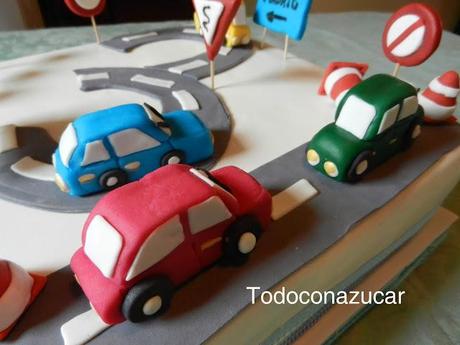 TARTA CARRETERA Y COCHITOS, DE FRESA Y CHOCOLATE CRUJIENTE