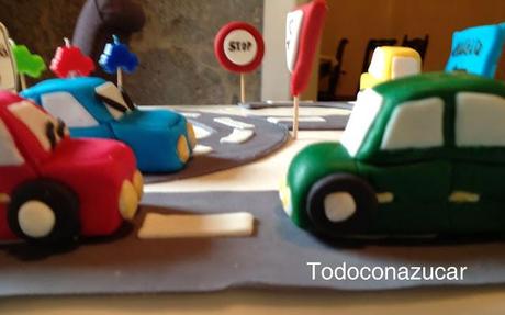 TARTA CARRETERA Y COCHITOS, DE FRESA Y CHOCOLATE CRUJIENTE