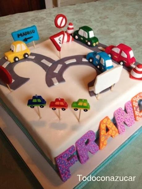 TARTA CARRETERA Y COCHITOS, DE FRESA Y CHOCOLATE CRUJIENTE