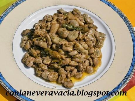 HABAS AL WOK CON ESPÁRRAGOS TRIGUEROS Y AJOS TIERNOS AL ACEITE DE OLIVA VIRGEN.