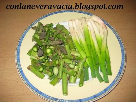 HABAS AL WOK CON ESPÁRRAGOS TRIGUEROS Y AJOS TIERNOS AL ACEITE DE OLIVA VIRGEN.