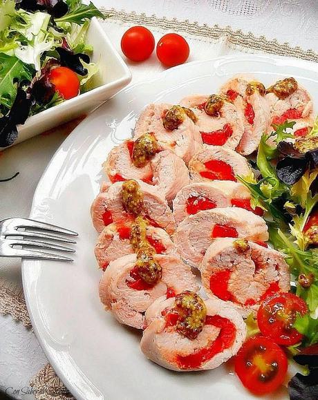 Rollitos de pavo rellenos de queso y pimientos asados