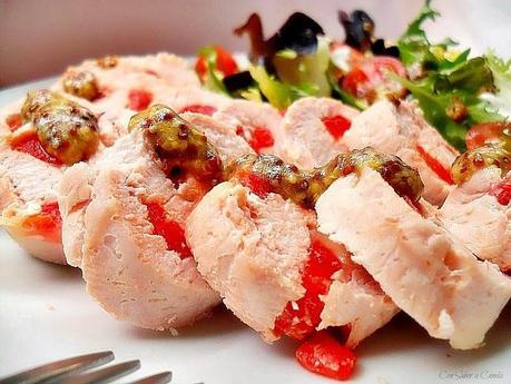 Rollitos de pavo rellenos de queso y pimientos asados