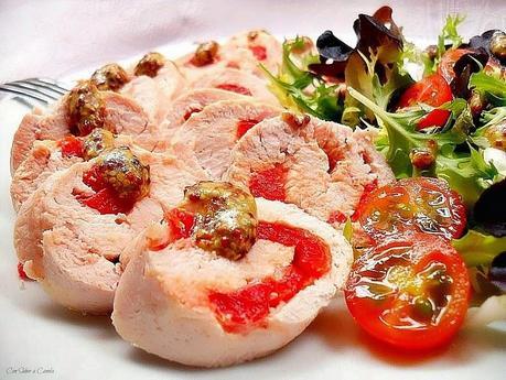 Rollitos de pavo rellenos de queso y pimientos asados