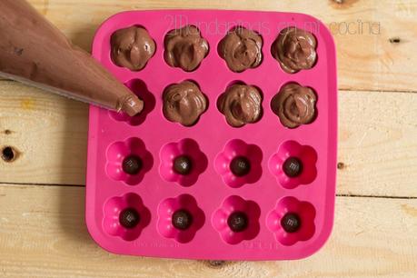 Bombones de mousse de chocolate en forma de flor decorados con M&M´s