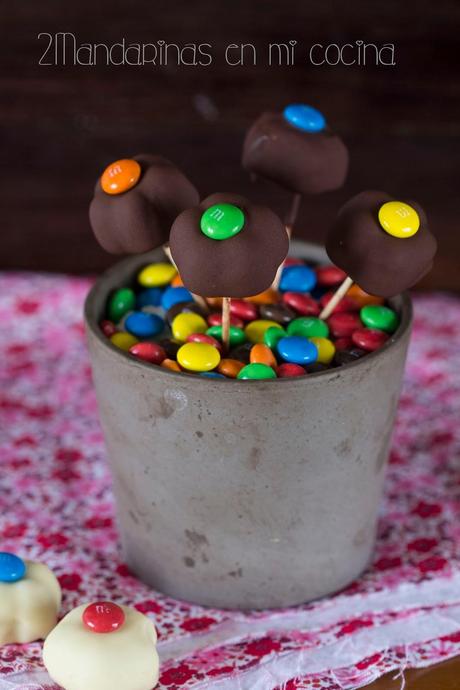 Bombones de mousse de chocolate en forma de flor decorados con M&M´s