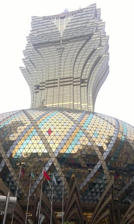 Aparatoso y afectado, el Grand Lisboa resulta casi hortera.