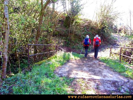 Ruta al Campigüeños y Carasca: Cruzando un puente al inicio de la ruta