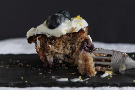 Bizcocho de plátano y arándanos con frosting de crema de queso o Blueberry banana cake with cream cheese frosting