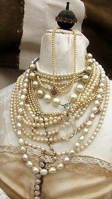 Joyas para la novia en el día de su boda, un poco de inspiración…. collar perlas y dorado varias vueltas