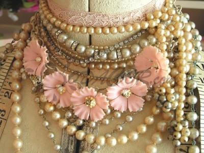 Joyas para la novia en el día de su boda, un poco de inspiración…. collar de perlas varias vueltas al cuello