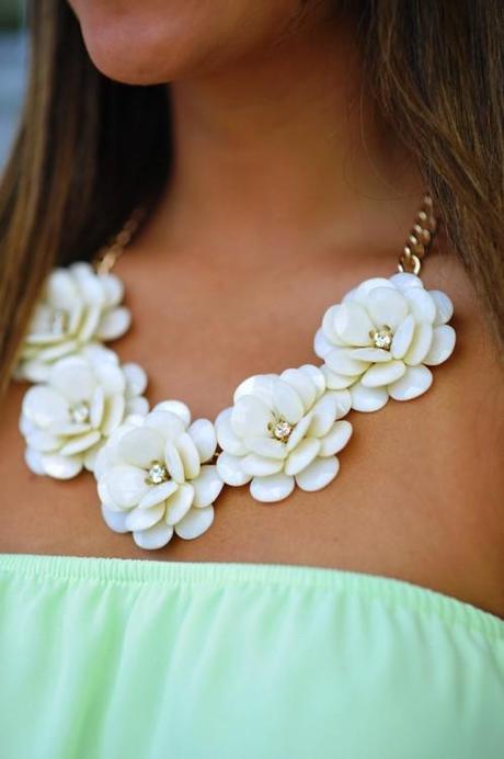 Joyas para la novia en el día de su boda, un poco de inspiración…. collar de flores