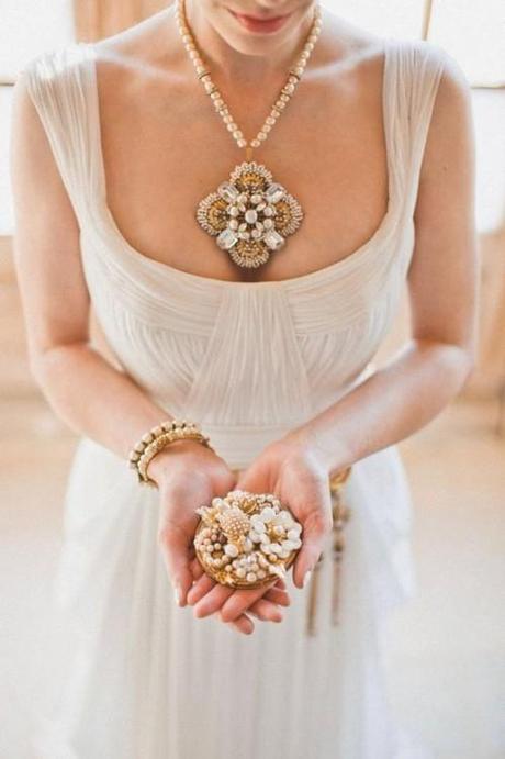 Joyas para la novia en el día de su boda, un poco de inspiración…. collar de flores