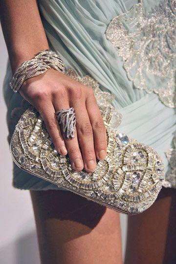 Joyas para la novia en el día de su boda, un poco de inspiración…. Pulsera, anillo y clutch de marchesa