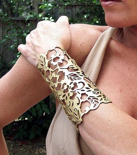 Joyas para la novia en el día de su boda, un poco de inspiración…. Brazalete dorado