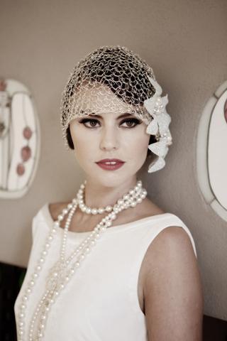 Novia con tocado y collar de perlas Novia con tocado y collar de perlas